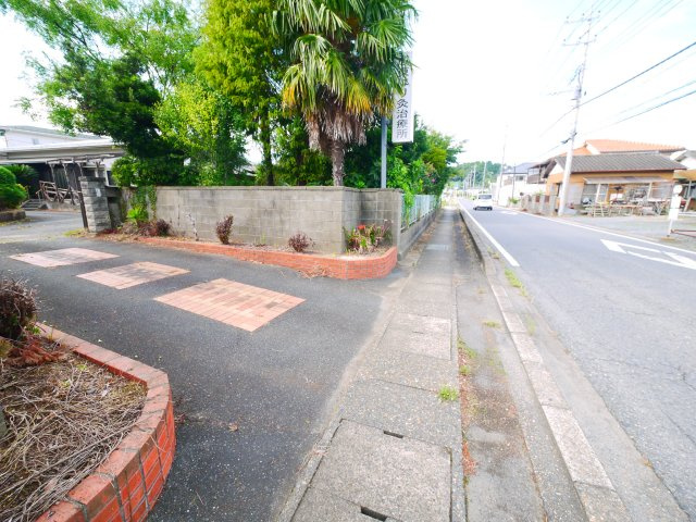 山武市津辺　大型中古戸建の前面道路含む現地写真|敷地約514坪 7SSLDKK+２SSSSK平家2世帯住宅 社宅などに JR総武本線成東駅徒歩約9分