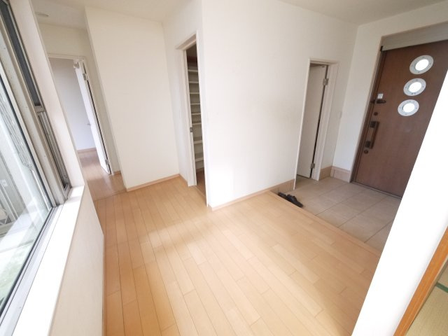 山武市津辺　大型中古戸建の玄関|敷地約514坪 7SSLDKK+２SSSSK平家2世帯住宅 社宅などに JR総武本線成東駅徒歩約9分