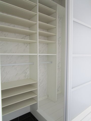 【収納】 | CLEIAS TOWN水戸市東野町【全2棟】 | 玄関収納■天井まである玄関収納のほかにシュークロゼットがあります。家族全員の靴もすっきり収納！