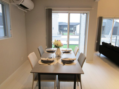 【居間・リビング】 | CLEIAS TOWN水戸市東野町【全2棟】 | LDK■ナチュラルテイストの優しく柔らかい色使いのフローリングが素敵なリビングですね