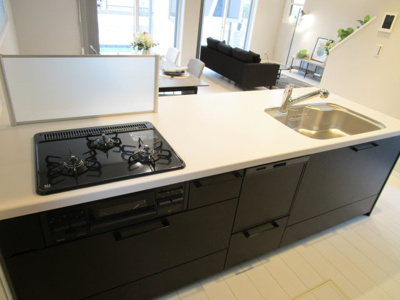 【キッチン】 | CLEIAS TOWN水戸市東野町【全2棟】 | システムキッチン　■食洗機完備♪家族と会話を楽しみながらお料理が出来る対面キッチンDK