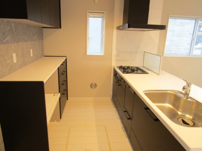 【キッチン】 | CLEIAS TOWN水戸市東野町【全2棟】 | システムキッチンスライドドアで収納充実■3口コンロでお料理の幅も広がります■カップボードもあります