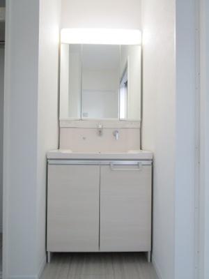 【独立洗面台】 | CLEIAS TOWN水戸市東野町【全2棟】 | 洗面室■右側には大きな窓！！暑い日でも窓を開けて快適ですね♪