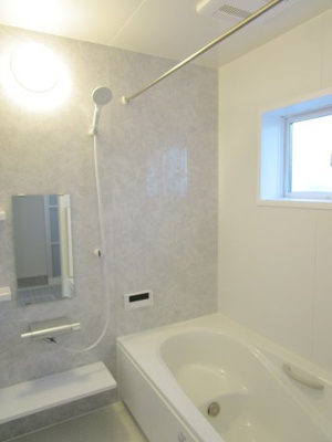 【浴室】 | CLEIAS TOWN水戸市東野町【全2棟】 | 浴室　■暖房換気乾燥機付・雨の日は乾燥機で大活躍、暖房は冬季のヒートショック緩和、24時間換気　■浴室の掃除がしやすい設計でうれしい
