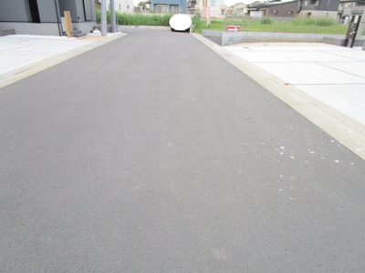 【前面道路含む現地写真】 | CLEIAS TOWN水戸市東野町【全2棟】 | 前面道路　9/30撮影　■駐車が苦手なママにも嬉しい前面6.3ｍ道路（公道）に面した住まい

