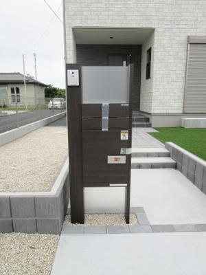 【セキュリティ】 | CLEIAS TOWN水戸市東野町【全2棟】 | インターホン■お子様のお留守番にも安心、訪問者を確認できるＴＶモニタ・インターホン付き。宅配ボックスもあります。