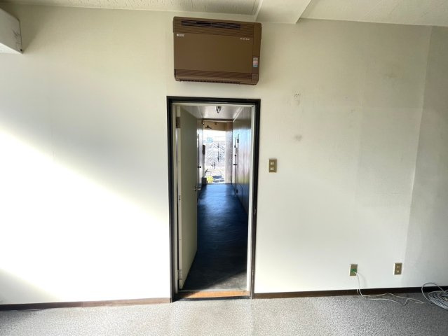 一つ山ビルの玄関