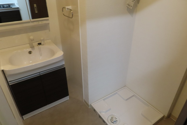 Villa　Oasis　Ujinaの洗面所|明るい洗面所です