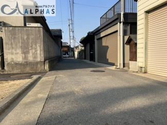 【前面道路含む現地写真】 | 明石市魚住町清水　建築条件無し土地 | ☆建築条件なし☆
お好きなハウスメーカーで建築できます！！
更地渡し♪※電柱は前面道路東側に移設予定です！