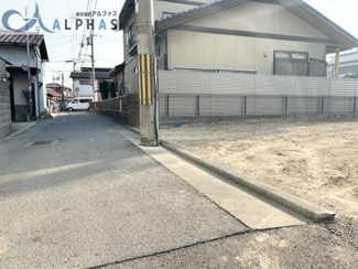 【前面道路含む現地写真】 | 明石市魚住町清水　建築条件無し土地 | ☆建築条件なし☆
お好きなハウスメーカーで建築できます！！
更地渡し♪※電柱は前面道路東側に移設予定です！