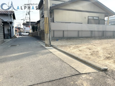 【前面道路含む現地写真】 | 明石市魚住町清水　建築条件無し土地 | ☆建築条件なし☆
お好きなハウスメーカーで建築できます！！
更地渡し♪※電柱は前面道路東側に移設予定です！