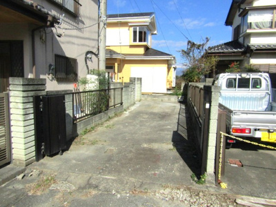 【駐車場】 | 【再生住宅】勝沼町下岩崎 | 駐車場があるので、車を買う予定の方も安心です