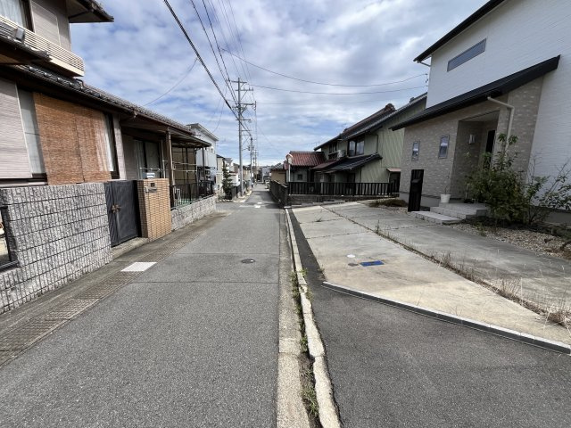 桑名市大字太夫 中古戸建の前面道路含む現地写真