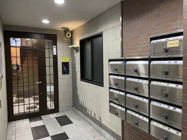 西宮市鳴尾町３丁目の賃貸マンションのエントランス