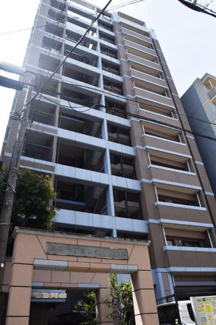 【外観】 | エントランスアプローチには憩いの場所もあり、住まう方の笑顔と会話が溢れるコミュニケーションの場所となっています。