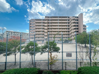 【展望】 | お隣り同士の距離が充分にあるので、雨の日でもお部屋が暗くなりづらいです。