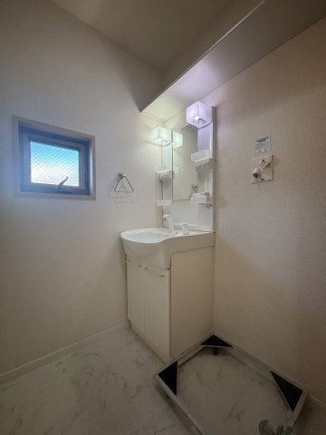 ヴィラ　フロイントの洗面所|小窓が合って換気しやすい♪