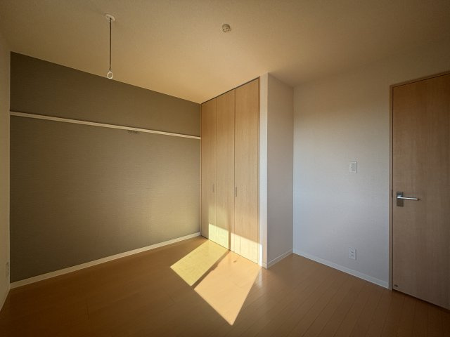 ヴィラ　フロイントの洋室|ホスクリーンで室内干しも可能♪