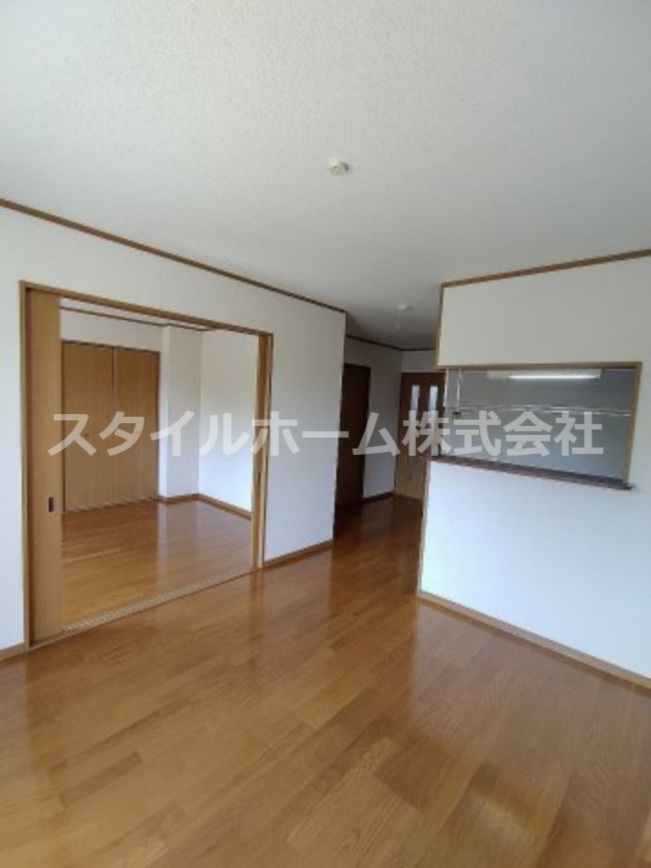 アネシスEの居間・リビング|別部屋写真です。