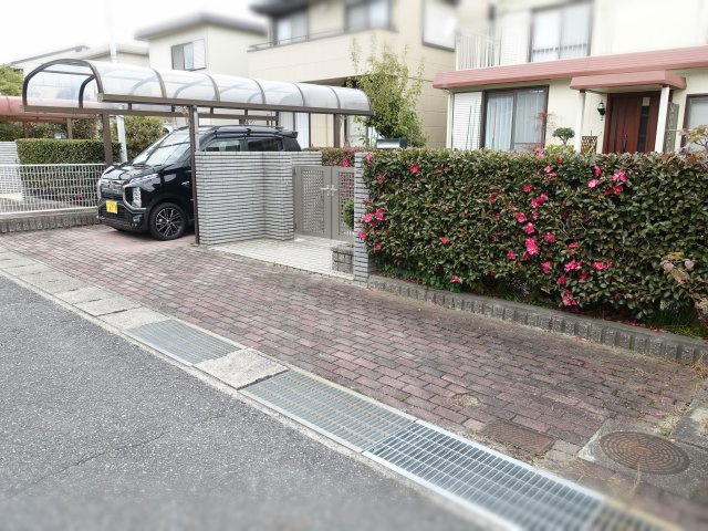 西区中野２丁目の駐車場|車をお持ちの方に嬉しい駐車場付きの物件です