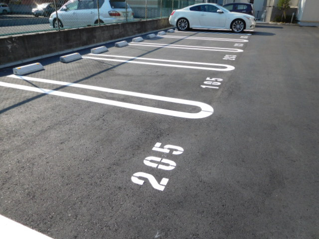 シャーメゾンいろはⅢの駐車場