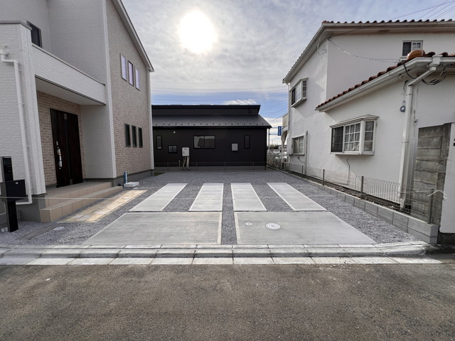 新築　高崎市倉賀野町12期　GRAFARE　1号棟の駐車場|現地写真　駐車スペースは建物北側に並列2台分可能です！					

