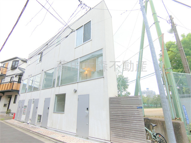 cocolo(ココロ)の外観|2013年11月築　木造地上3階建て総戸数6戸のデザイナーズアパートメント
東京都大田区南六郷3丁目　京浜急行本線雑色駅徒歩8分インターネット無料