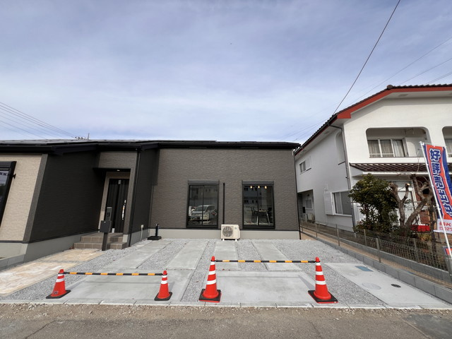 新築　高崎市倉賀野町12期　GRAFARE　2号棟の駐車場|現地写真　駐車スペースは建物北側に並列2台分可能です！					
