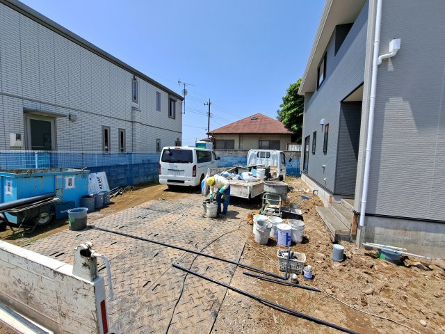新築　前橋市駒形町4期　1号棟の駐車場|現地写真　 駐車スペース広々！建物東側に並列で３台置けます♪					
