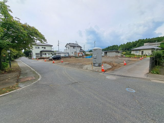 新築　渋川市白井第3　Livele Garden.S　2号棟の前面道路含む現地写真|現地写真　北側接道幅員約1.5ｍ　東側接道幅員約15ｍ			
