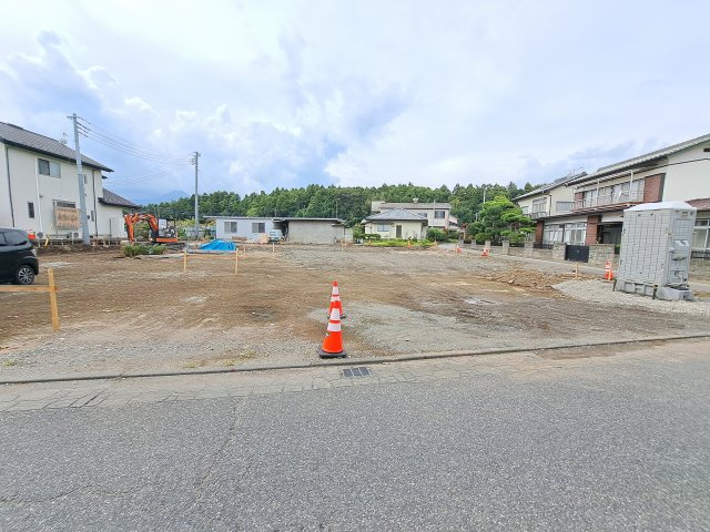 新築　渋川市白井第3　Livele Garden.S　2号棟の駐車場|現地写真　駐車スペースは建物東側に並列3台分+1台分可能です！					
