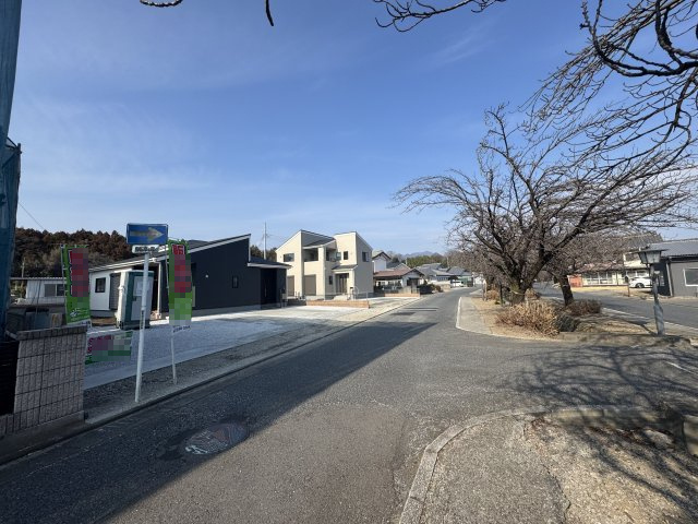 新築　渋川市白井第3　Livele Garden.S　3号棟の前面道路含む現地写真|現地写真　東側接道幅員約15ｍ			
