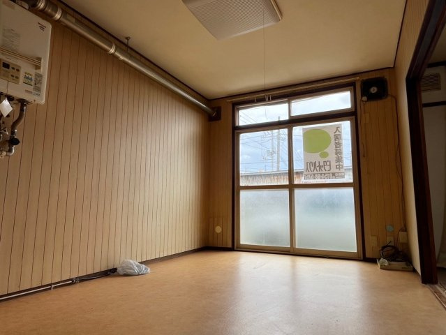 釧路市春採１丁目のアパートの居間・リビング