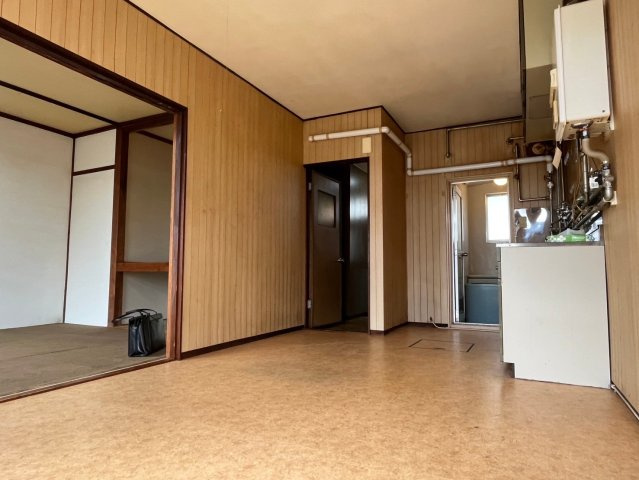 釧路市春採１丁目のアパートの居間・リビング