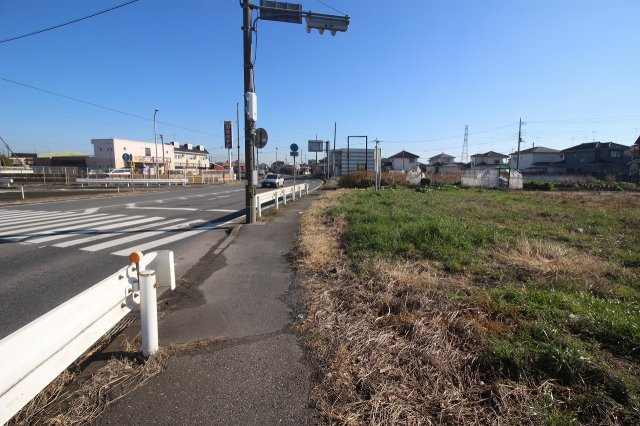 古河市中田の前面道路含む現地写真|北側道路（2021年12月撮影）
