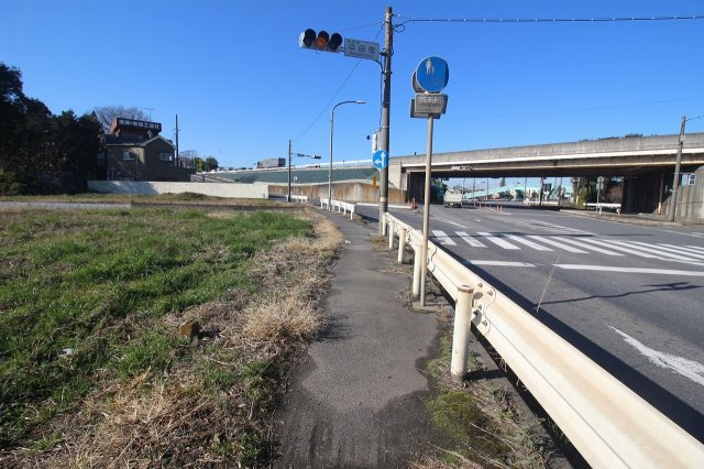 古河市中田の前面道路含む現地写真|北側道路（2021年12月撮影）