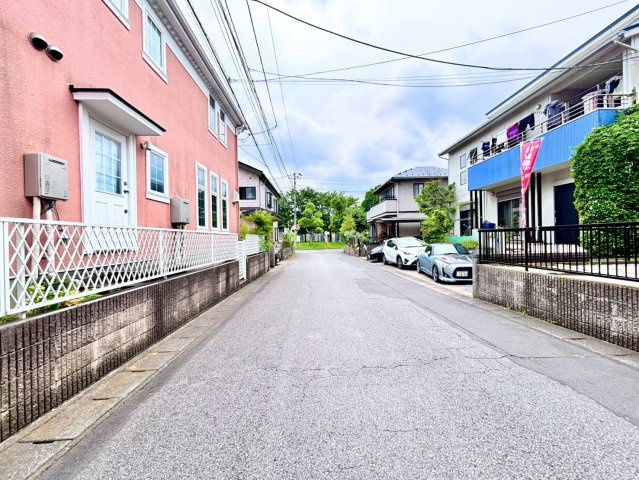 野田市みずき4丁目　中古戸建　平成12年の前面道路含む現地写真