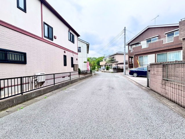 野田市みずき4丁目　中古戸建　平成12年の前面道路含む現地写真