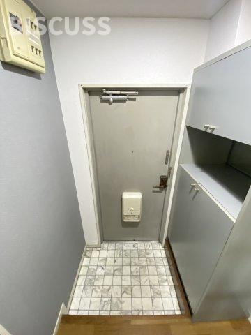 東栄マンションの玄関