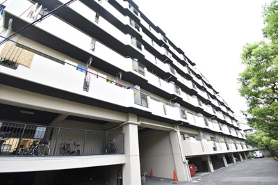 【エントランス】 | 朝日プラザ東豊中2 | サイトに掲載されていない箇所の写真、撮影してお届けさせて頂きます！気になる物件で、見たい部分の画像が無い場合は、弊社スタッフまでご連絡下さいませ。お客様の気になる箇所を、カメラにて撮影して参ります！