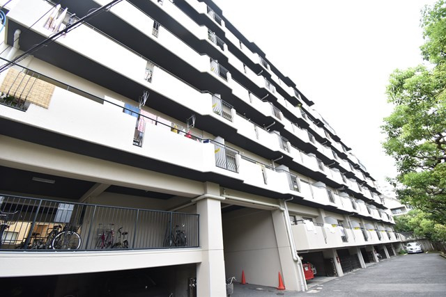 【エントランス】 | 朝日プラザ東豊中2 | サイトに掲載されていない箇所の写真、撮影してお届けさせて頂きます！気になる物件で、見たい部分の画像が無い場合は、弊社スタッフまでご連絡下さいませ。お客様の気になる箇所を、カメラにて撮影して参ります！