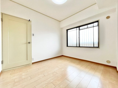 【洋室】 | 朝日プラザ東豊中2 | サイトに掲載されていない箇所の写真、撮影してお届けさせて頂きます！気になる物件で、見たい部分の画像が無い場合は、弊社スタッフまでご連絡下さいませ。お客様の気になる箇所を、カメラにて撮影して参ります！