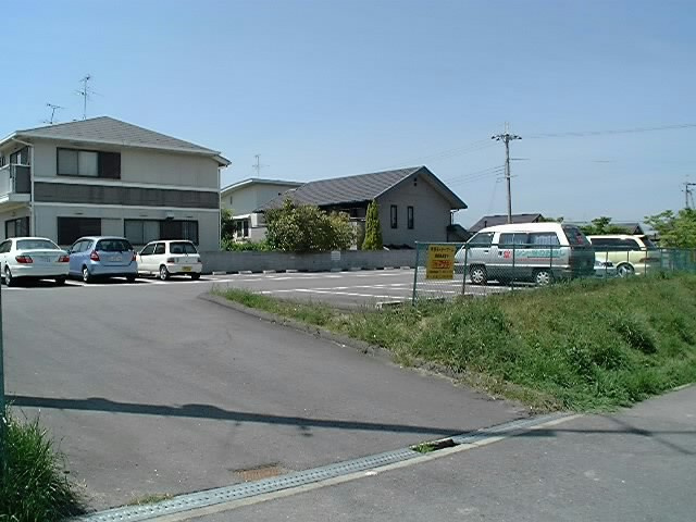 神功モータープールの外観