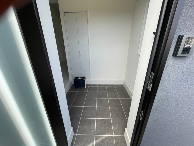 平良字東仲宗根添1446-1　築浅戸建の玄関