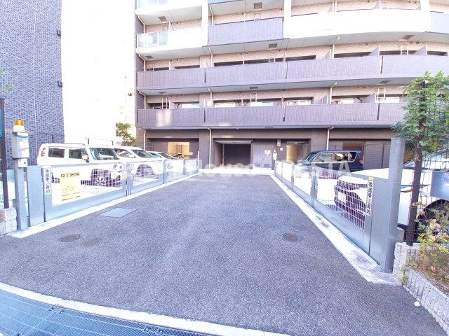 プレサンス三宮東フィールの駐車場