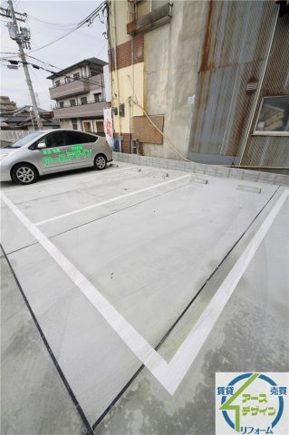 ロワジール硯町の駐車場