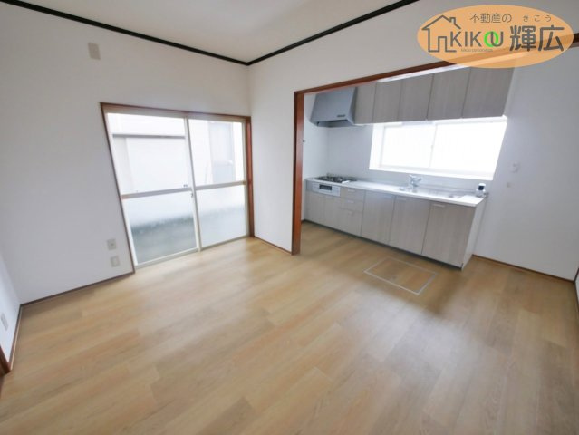 高砂市米田町島　中古戸建の居間・リビング|家具の配置がとてもし易そうです。