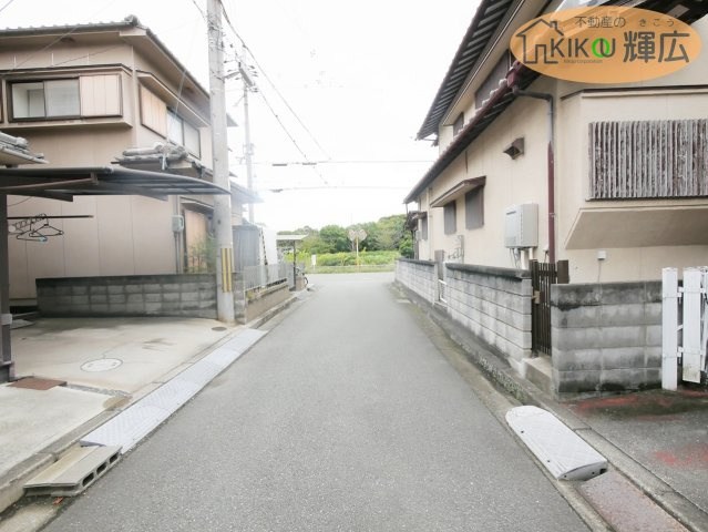 高砂市米田町島　中古戸建の前面道路含む現地写真