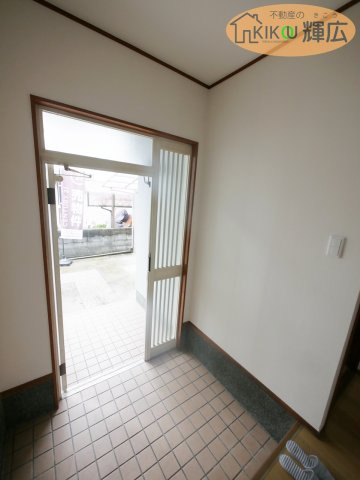 高砂市米田町島　中古戸建の玄関
