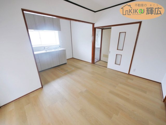 【居間・リビング】 | 高砂市米田町島　中古戸建 | キッチン新調されております。